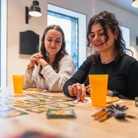 Ozz بيت شباب نيس