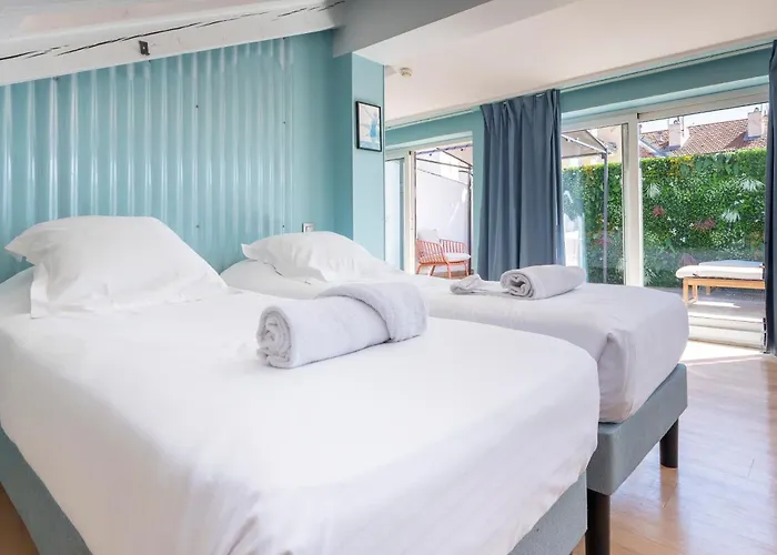 Ozz Hostel Νίκαια